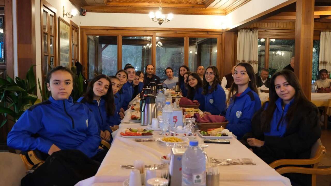 Başkan Günay’dan MY Bozüyükspor Salon Hokeyi Kız Takımına Moral Ziyareti 6